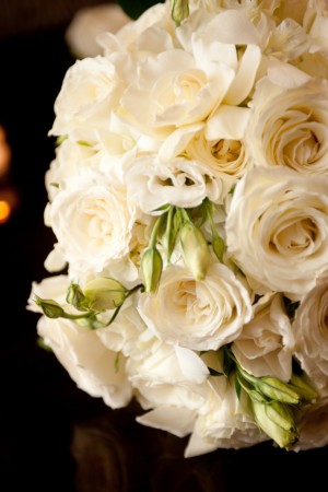 bouquet tondo con rose color panna e lisianthus