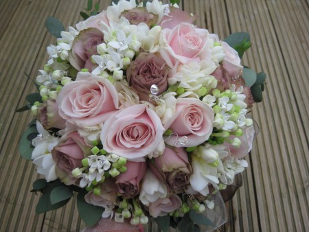bouquet tondo con rose lavanda, rosa pallido e fiori d'arancio
